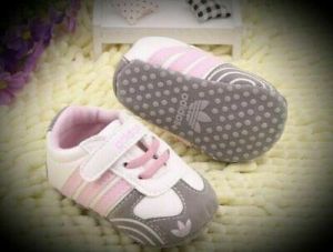 ALICE תינוקות בהופעה מיוחדת Baby Girls Adidas Crib Shoe